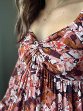 Load image into Gallery viewer, burgundy floral twist front top