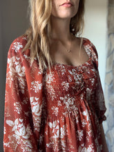 Load image into Gallery viewer, rust floral sweetheart top
