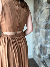 Load image into Gallery viewer, brown sugarloaf button back midi dress