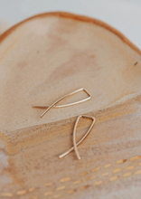 Load image into Gallery viewer, hello adorn mini pescados earrings