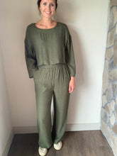 Load image into Gallery viewer, olive lightweight cropped blouse