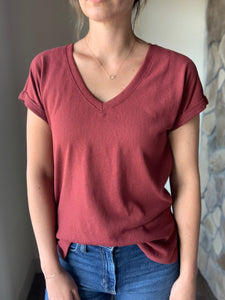 wine basic v-neck with rolled sleeves