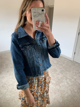 Load image into Gallery viewer, vintage frayed hem medium denim jacket