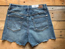 Load image into Gallery viewer, judy blue scallop frayed hem shorts