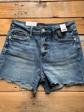 Load image into Gallery viewer, judy blue scallop frayed hem shorts
