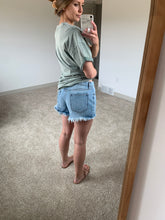 Load image into Gallery viewer, sofie mom short with raw hem